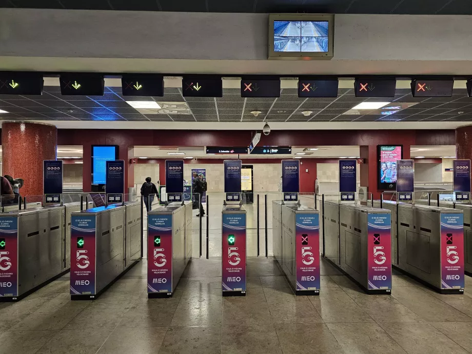 Tourniquets pour entrer dans la station de métro
