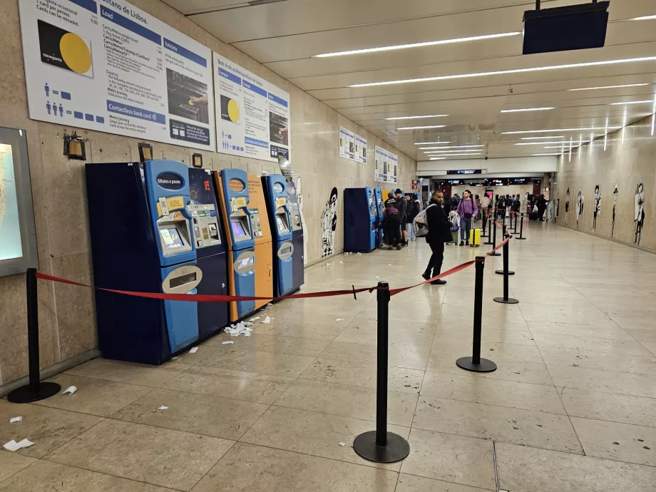 Distributeurs de tickets dans le métro (valable également pour les bus et les trams)