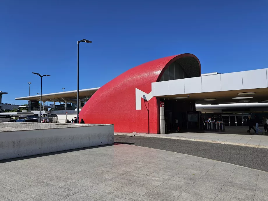 Station de métro devant le terminal 1