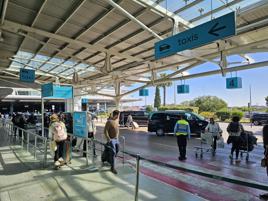 Station de taxis devant le terminal 1