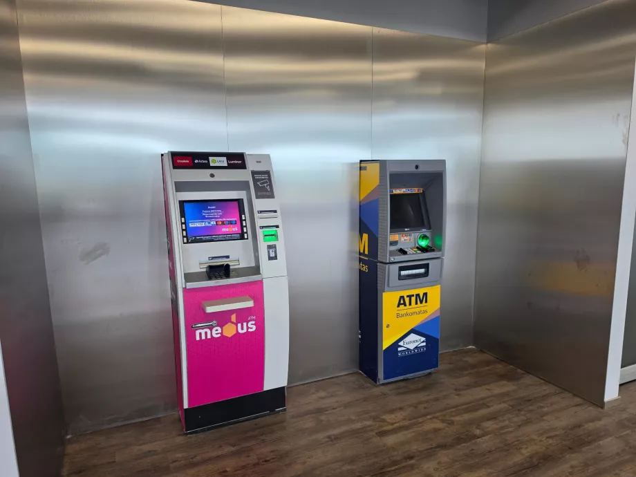 Distributeur automatique de billets dans le hall des arrivées