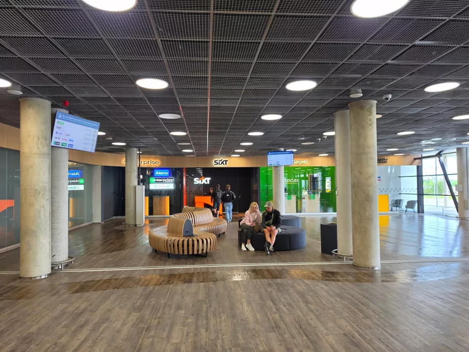 Agences de location de voitures dans le hall des arrivées