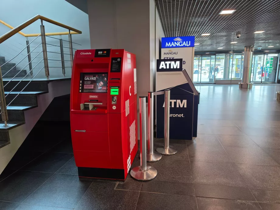 Distributeurs automatiques de billets dans le hall des arrivées