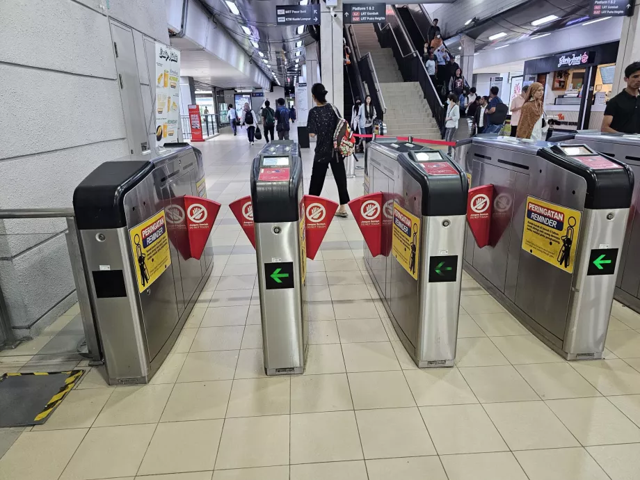 Tourniquets à l'entrée du métro