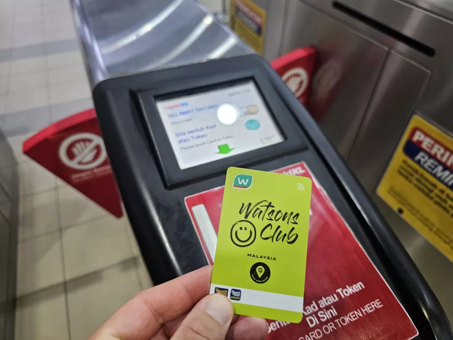 Utilisation de la carte Touch-n-Go pour entrer dans le métro