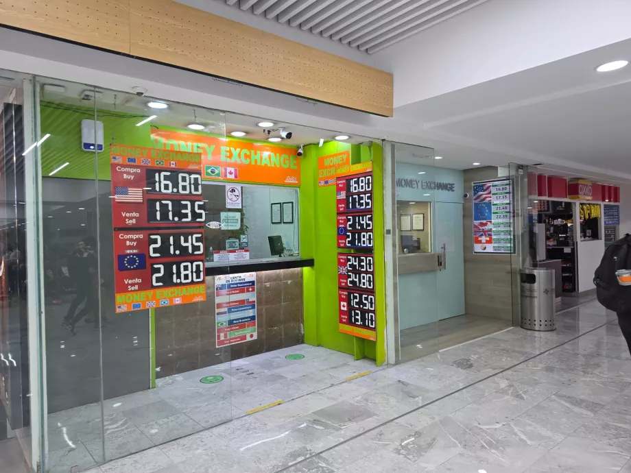 Bureaux de change dans le hall des arrivées