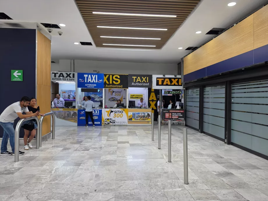 Comptoirs de taxi dans le hall des arrivées