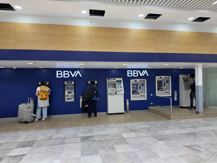 Distributeurs automatiques de billets dans le hall des arrivées