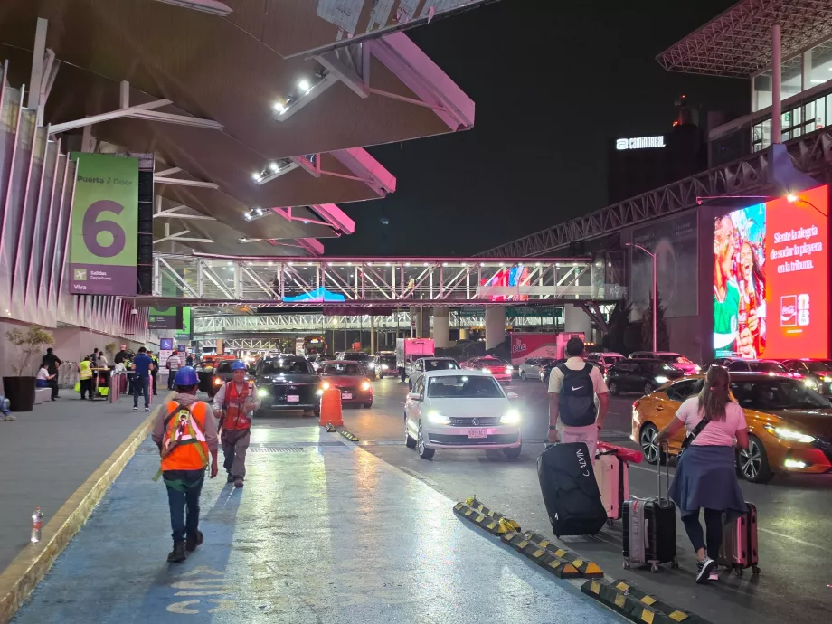 Point de prise en charge Uber devant le terminal 1