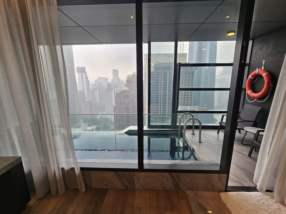 Vue de la piscine depuis la chambre