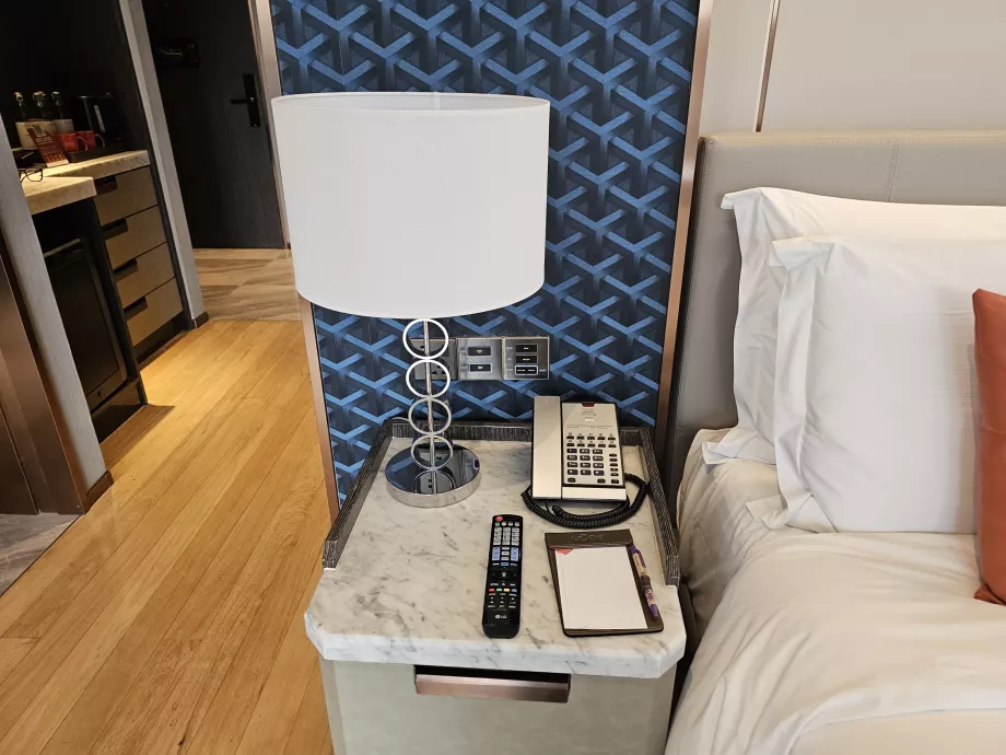 Table de nuit avec téléphone