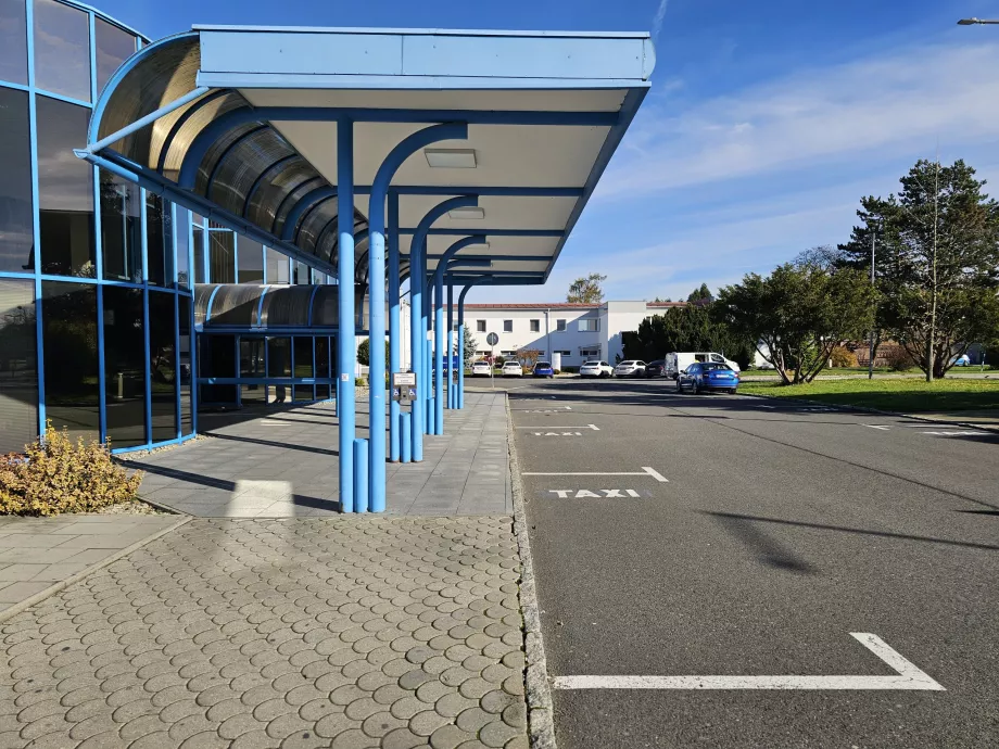 Station de taxis devant le hall d'arrivée