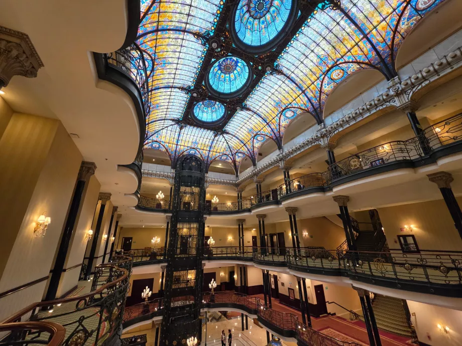 Le hall principal de l'hôtel