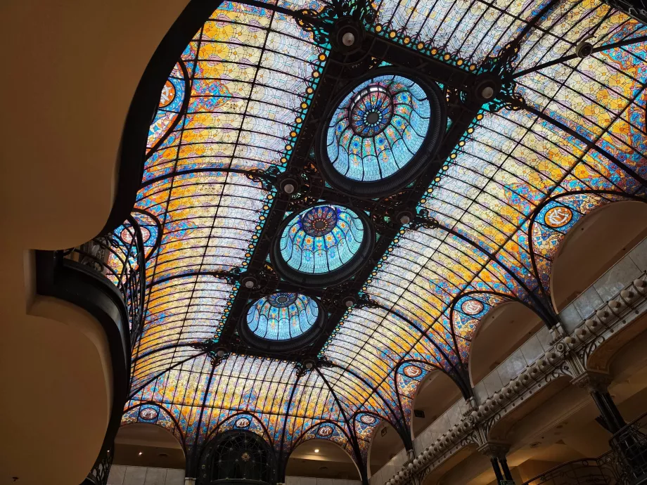 Le plafond du hall de l'hôtel