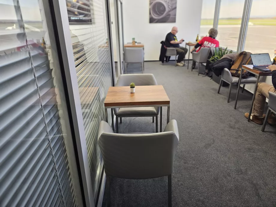 Tables à manger donnant sur l'aire de trafic de l'aéroport