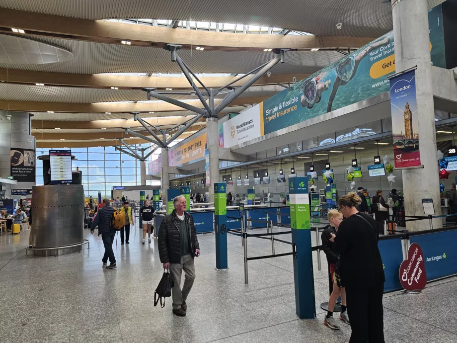 Comptoirs d'enregistrement dans le hall des départs