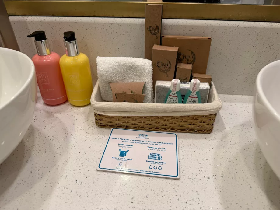 Trousse de toilette dans la salle de bains