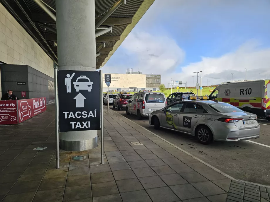 Station de taxis devant le hall d'arrivée