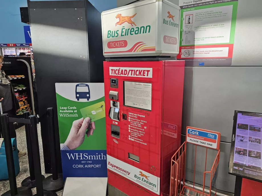 Distributeur de billets dans le hall des arrivées