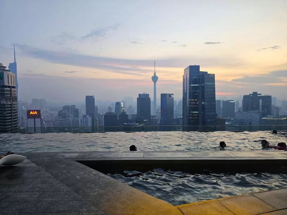 Piscine sur le toit en soirée