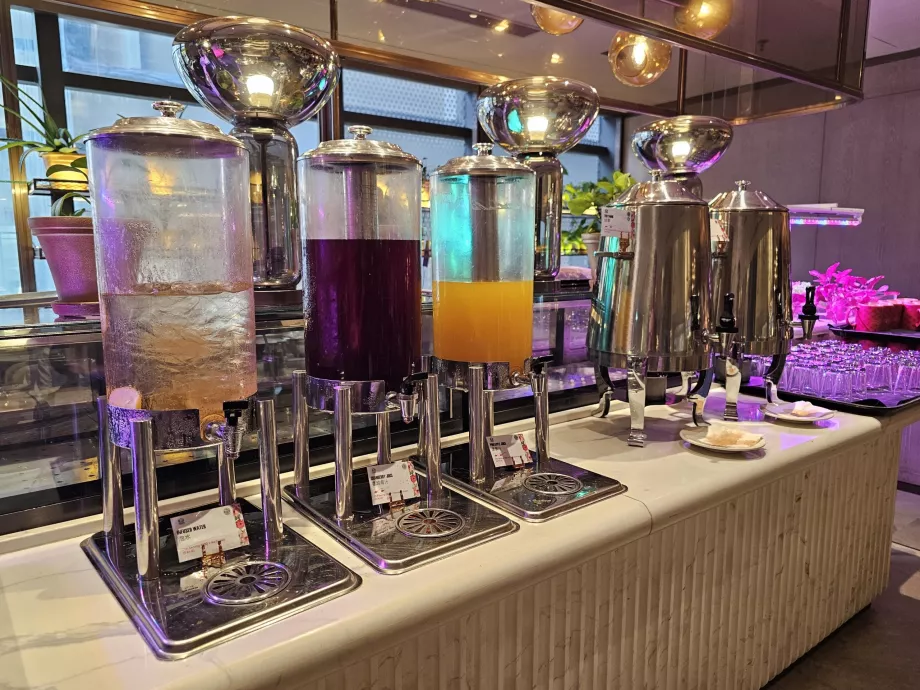 Offre de jus de fruits et de thé malaisien
