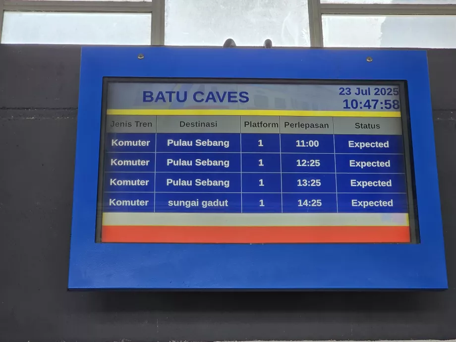 Panneaux d'information à la gare de Batu Caves