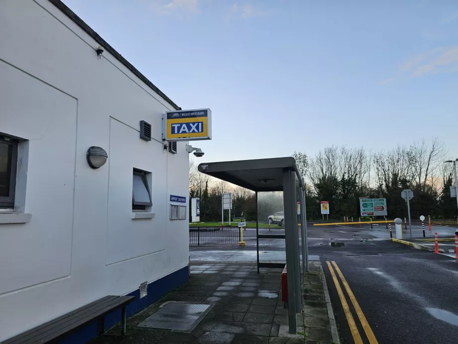 Station de taxis et arrêt de bus