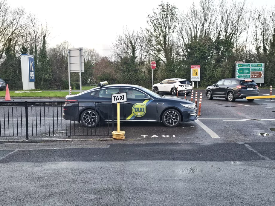 Station de taxis devant le terminal