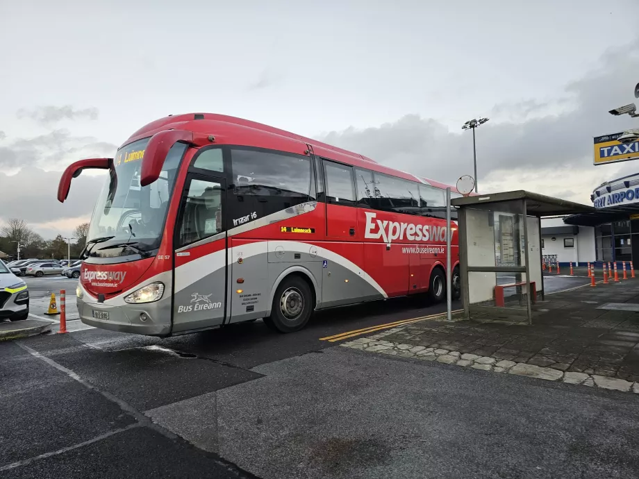 Arrêt de bus devant le terminal