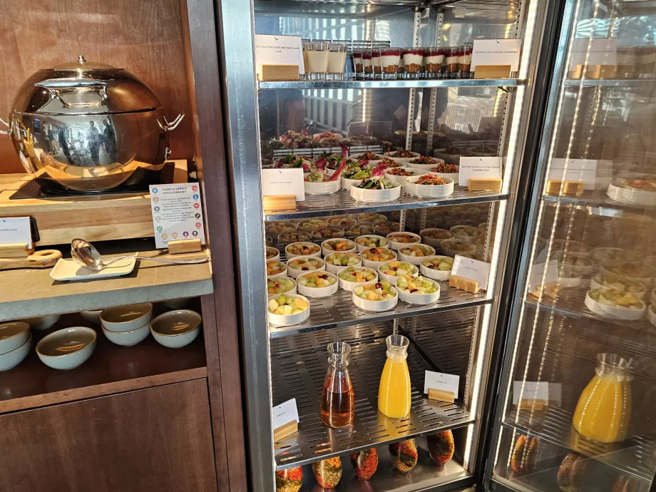 Fruits, panna cotta, jus et salades de légumes