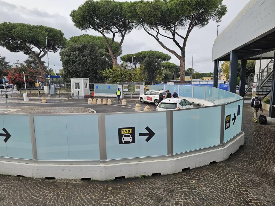 Station de taxis devant le hall d'arrivée