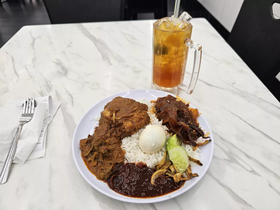 Mon repas au Kampung Bar