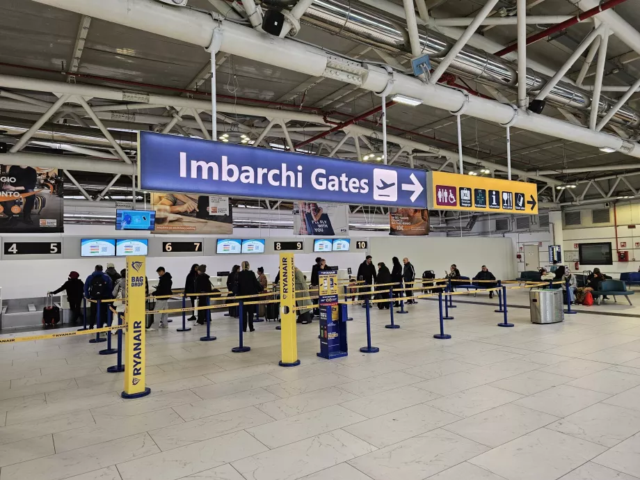 Hall de départ avec comptoirs d'enregistrement