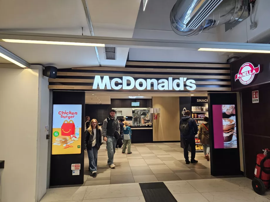 McDonald's dans le hall de départ, zone publique