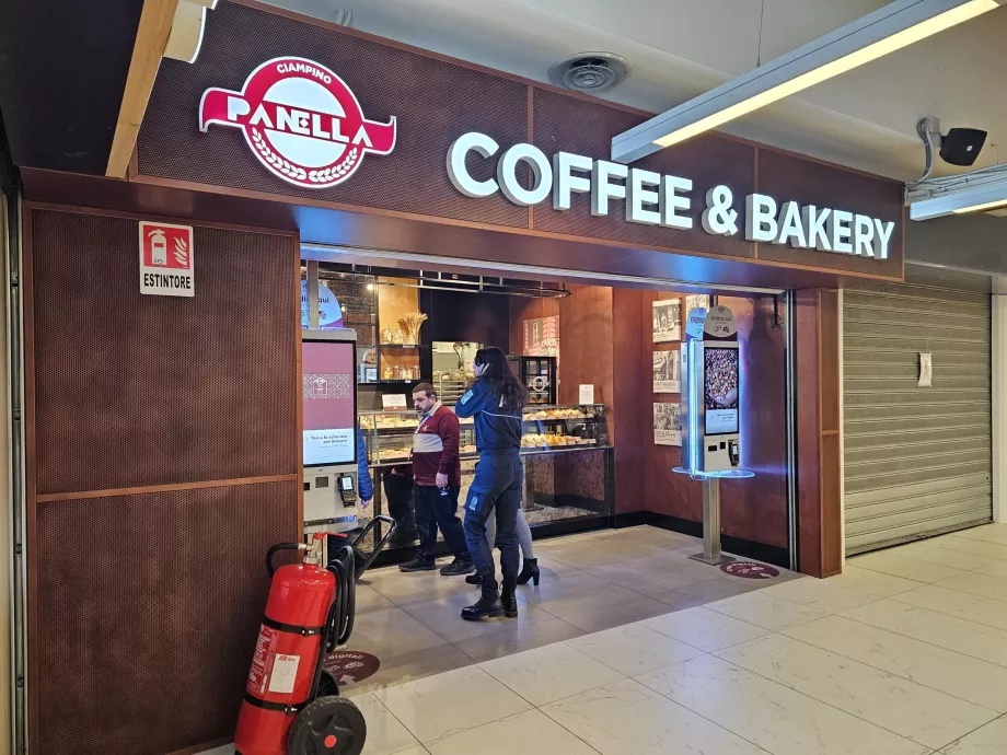 Café dans le hall des départs, espace public