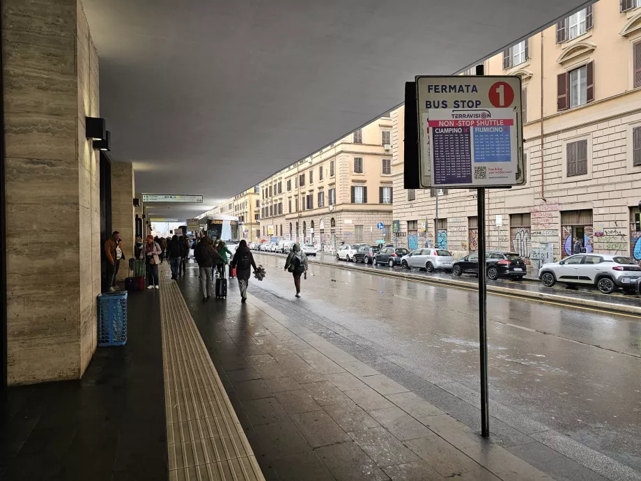 Les bus express s'arrêtent devant la gare Roma Termini
