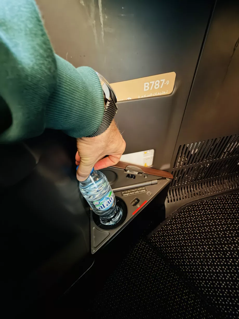 Bouteille d'eau dans le compartiment de rangement