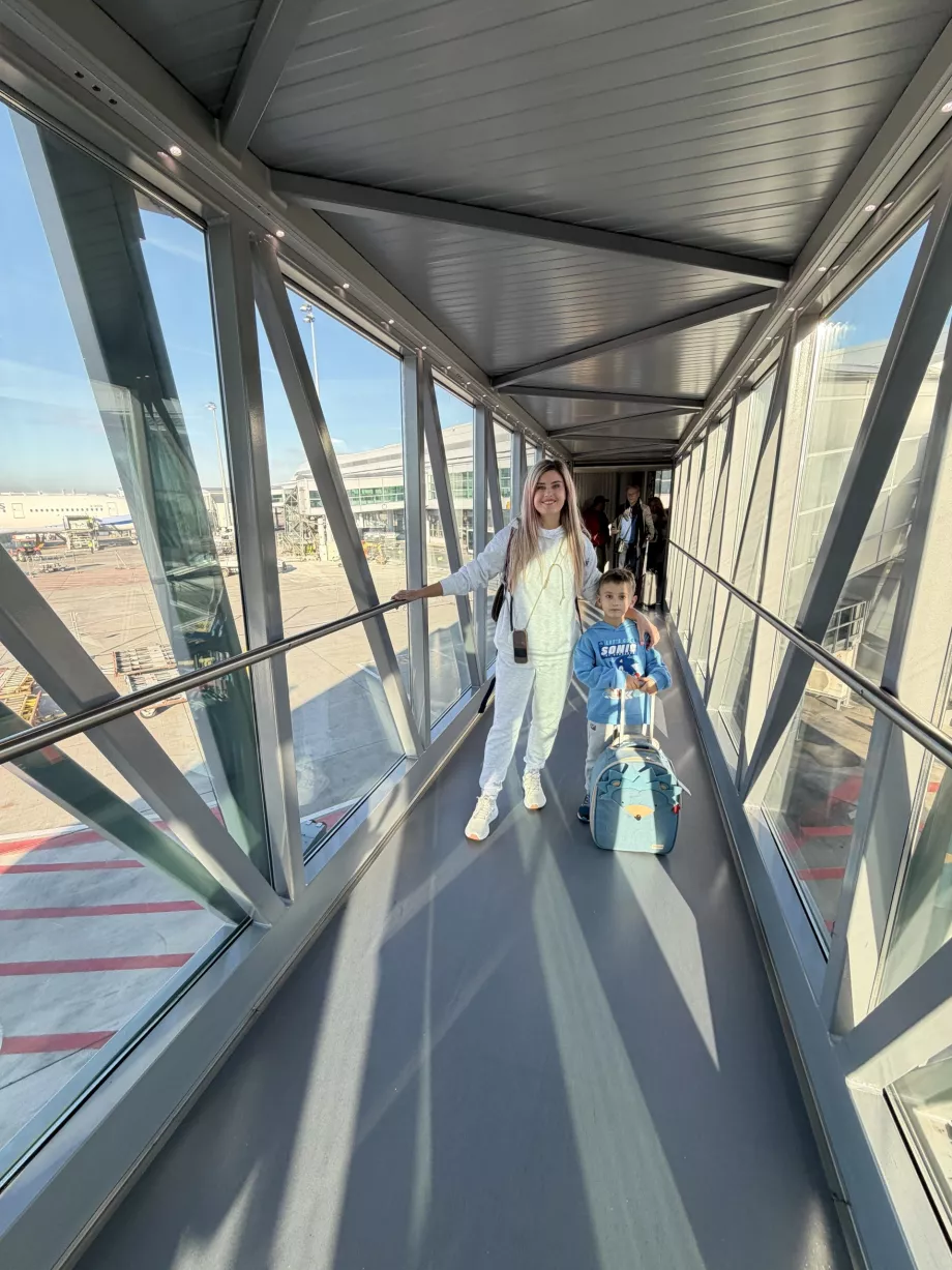 Femme avec son fils âgé sur le pont