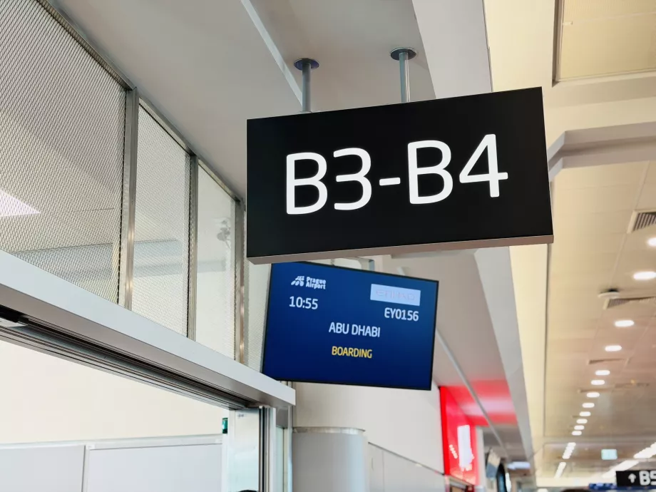 Porte d'embarquement pour le vol EY156