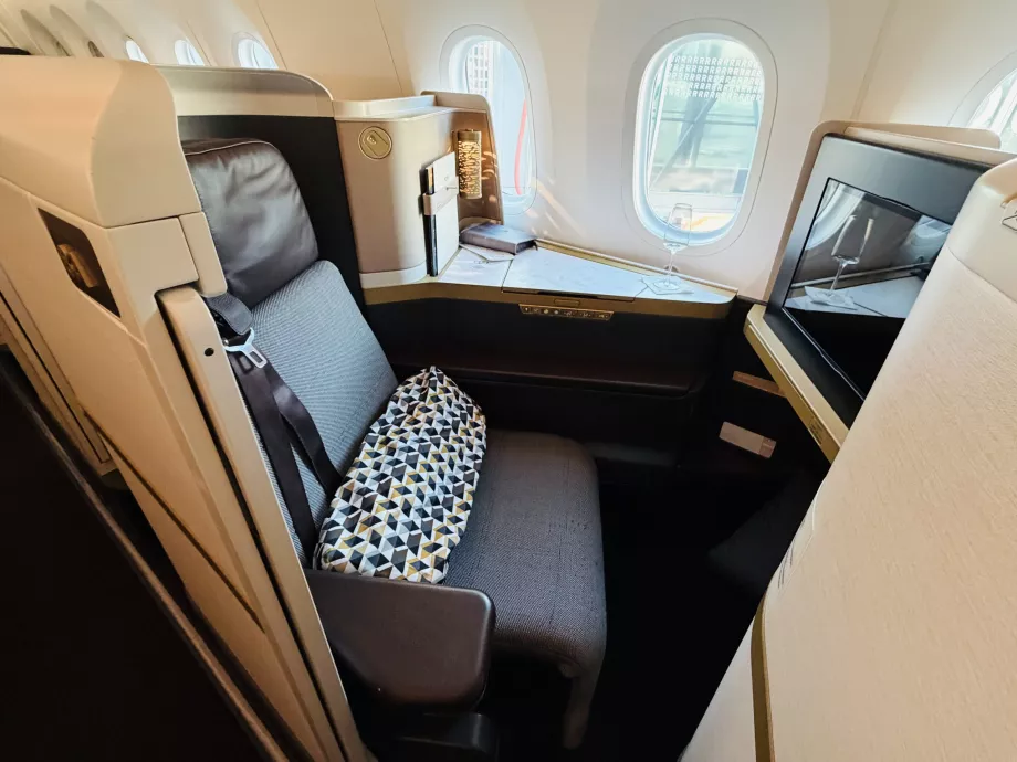 Détail du siège de la classe affaires du B789 d'Etihad avec la porte