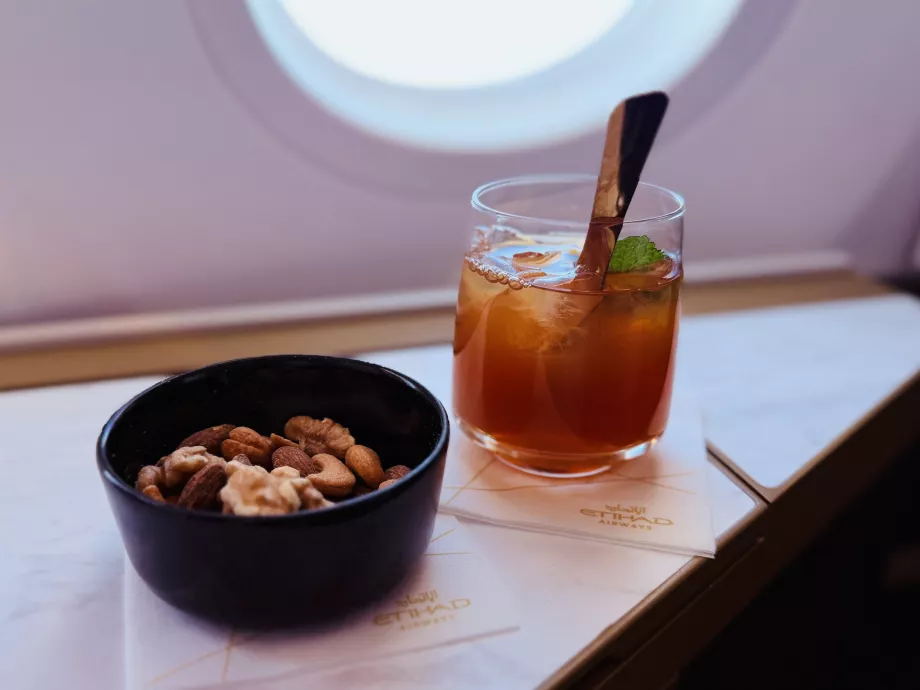 Mélange de noix réchauffé et thé glacé