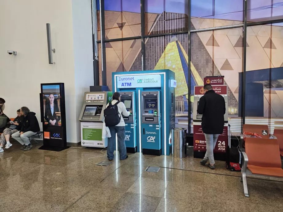 Les guichets automatiques avant le contrôle des passeports