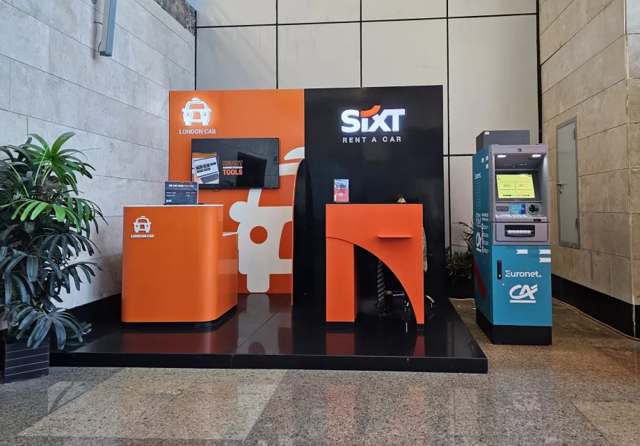 Comptoir de location de voitures dans le hall des arrivées