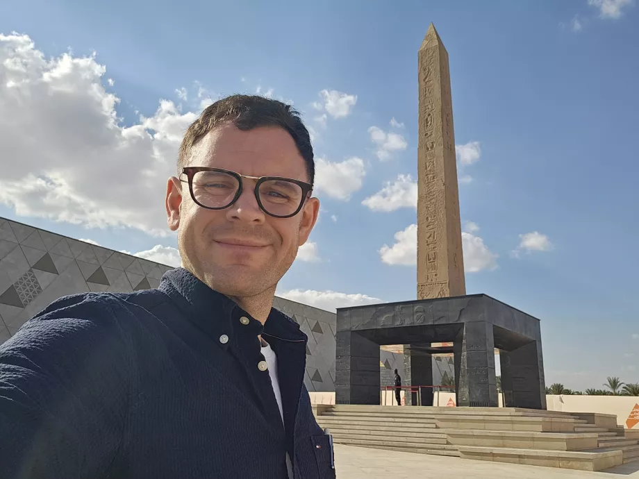 Moi devant l'obélisque de l'entrée principale