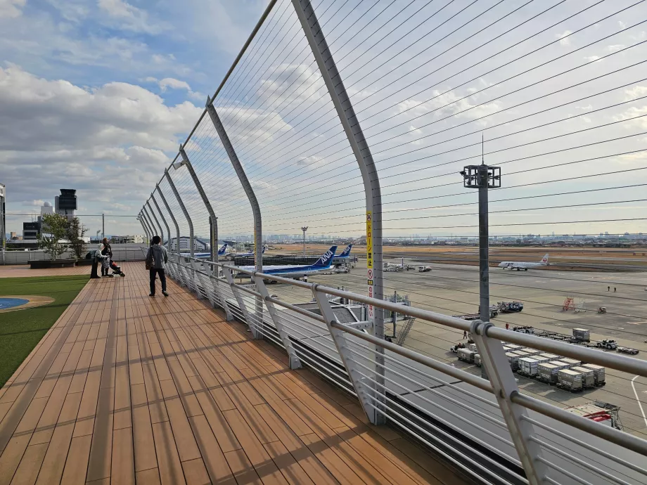 Terrasse panoramique sur la zone de l'aéroport