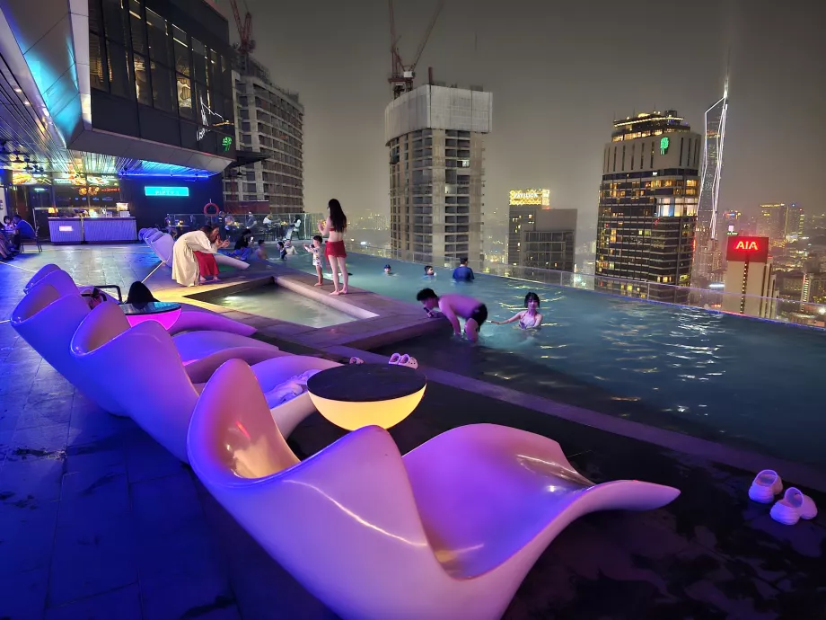 Piscine sur le toit la nuit