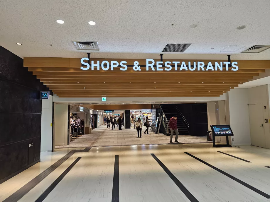 Commerces et restaurants dans la zone publique