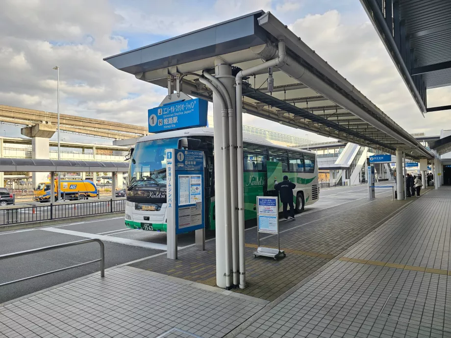 Bus devant le terminal