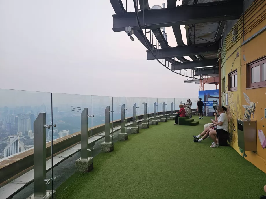 Terrasse extérieure de la tour Menara
