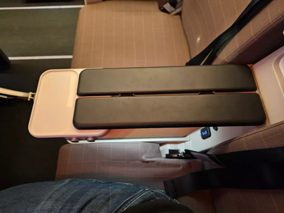 Accoudoir et espace de rangement